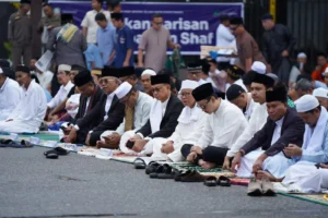 Seruruh jemaah melaksanakan salat Iduladha di depan Kantor Wali Kota.
