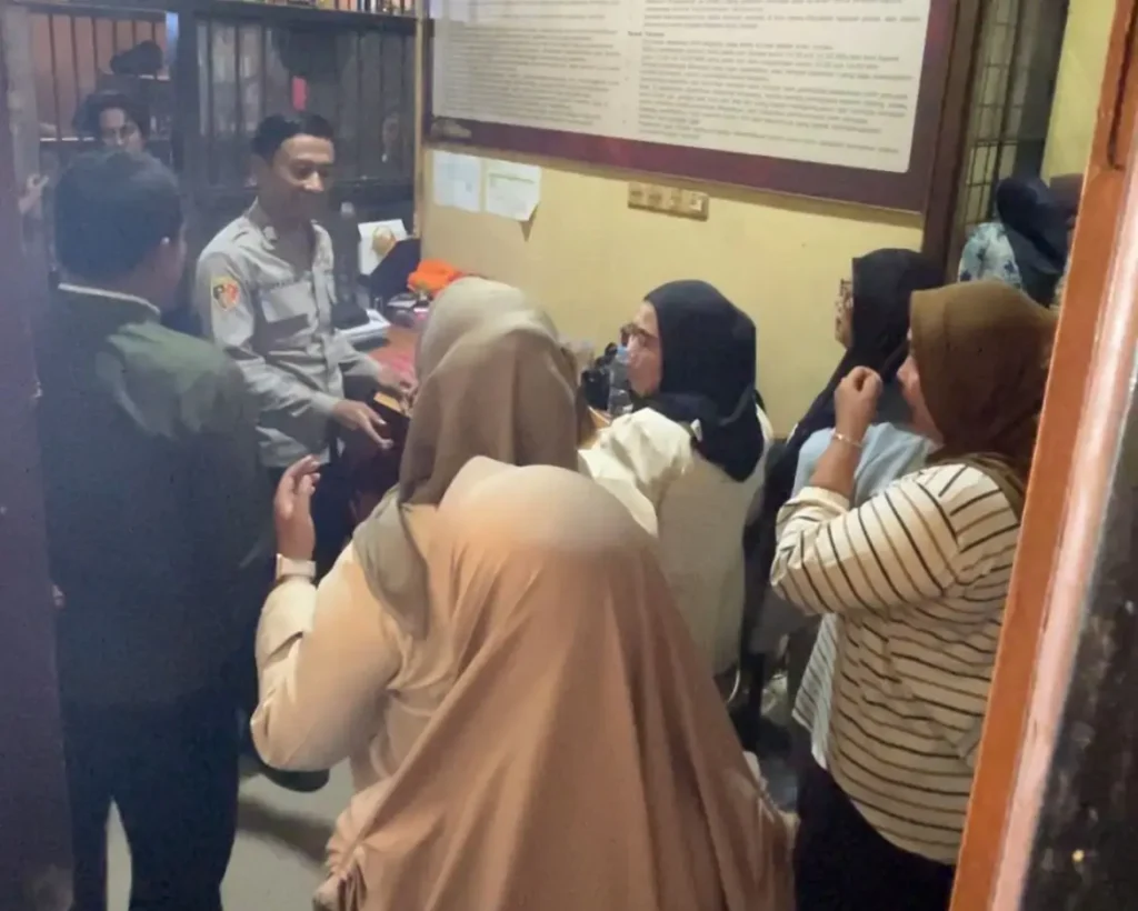 Suasana haru saat tahanan bertemu keluarga dalam jam besuk khusus Iduladha di Rutan Polres Kubu Raya.