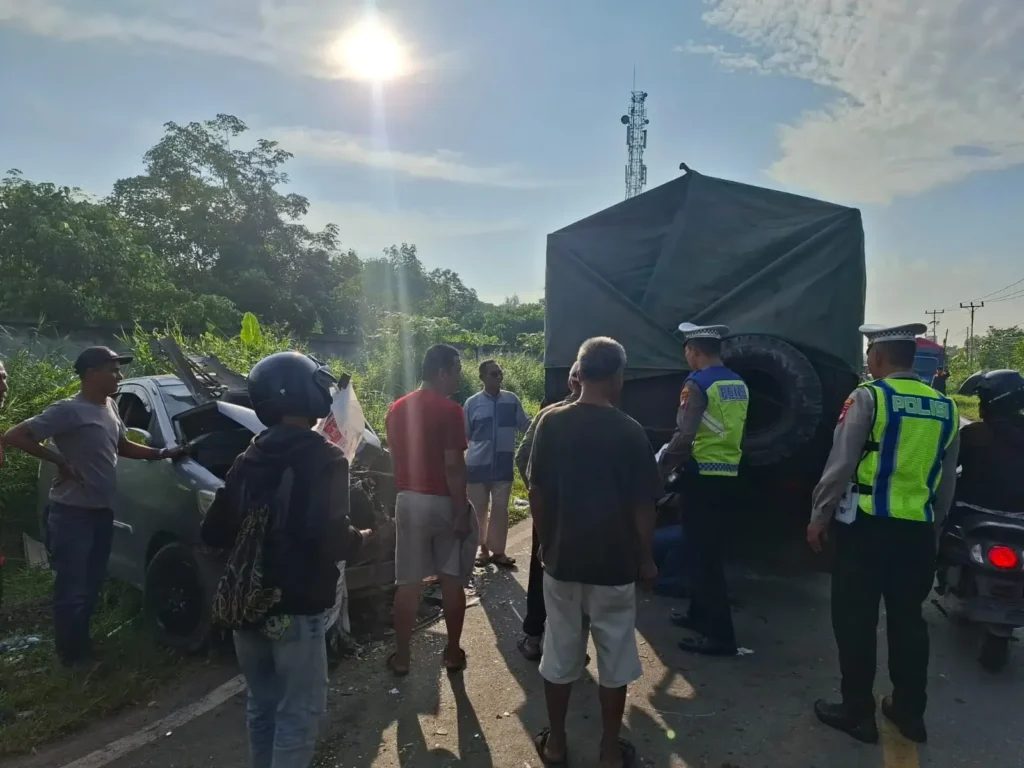Petugas kepolisian melakukan olah TKP kecelakaan maut di KM 19 Trans Kalimantan Kubu Raya akibat dugaan micro sleep pengemudi minibus