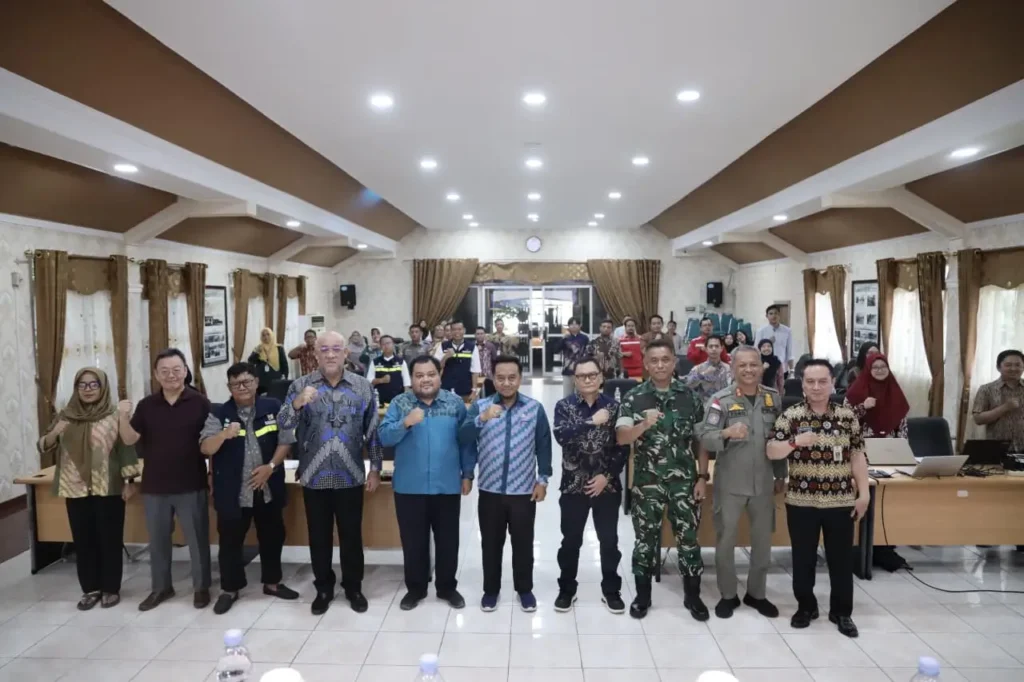 Kepala Bapperida Pontianak Sidig Handanu saat membuka rapat koordinasi percepatan proyek SPALD-T di Aula Rohana Muthalib Pontianak.