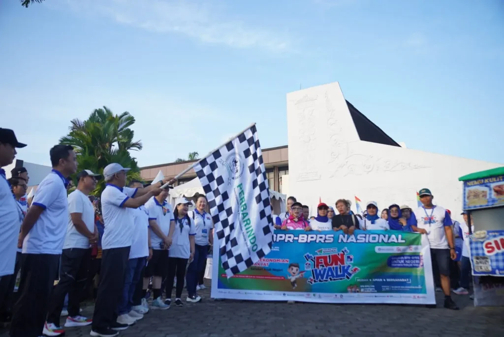 Sekretaris Daerah Kota Pontianak Amirullah saat melepas peserta Funwalk dalam rangka Hari BPR-BPRS Nasional di Halaman Museum Kalbar, Minggu (31/5/2026) pagi.