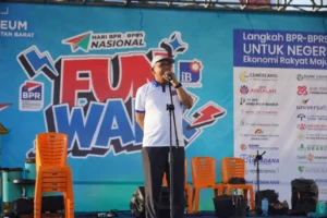 Sekretaris Daerah Kota Pontianak Amirullah saat menyampaikan sambutan dalam kegiatan Funwalk dalam rangka Hari BPR-BPRS Nasional di Halaman Museum Kalbar, Minggu (31/5/2026) pagi.