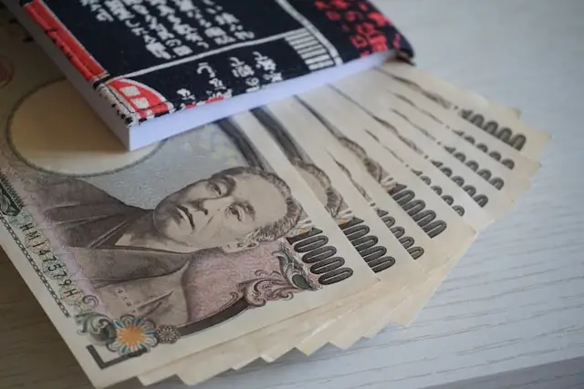 Ilustrasi mata uang yen Jepang di tengah pelemahan nilai tukar terhadap dolar Amerika Serikat.