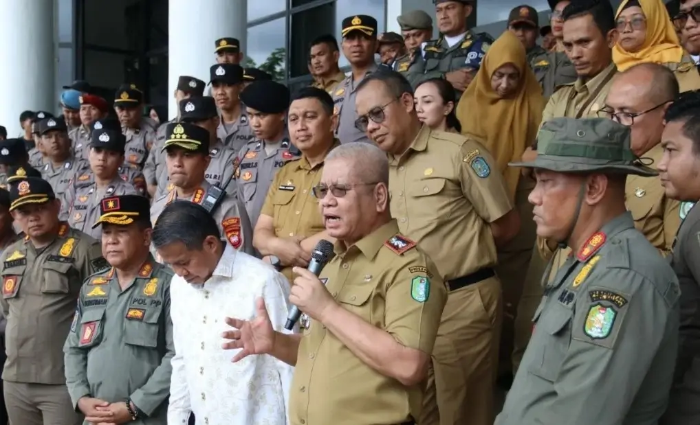 Sekda Kalbar Harisson berdialog dengan massa buruh di depan Kantor Gubernur Pontianak.