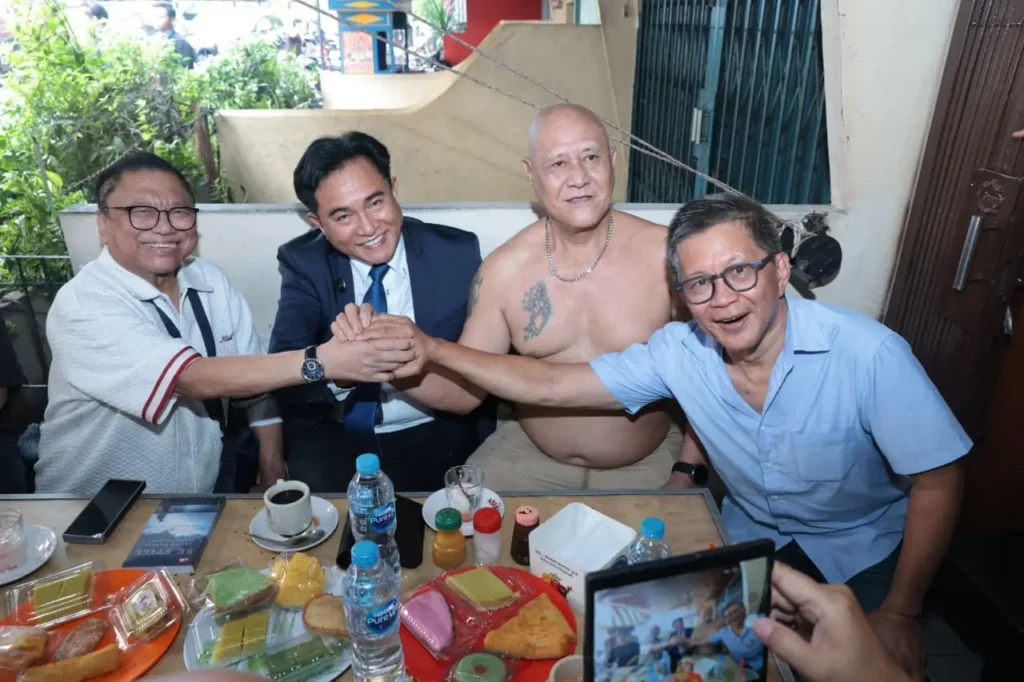 OSO bersama Yusril dan Rocky Gerung ngopi santai di Warkop Asiang Pontianak jelang Bimteknas Hanura 2026.