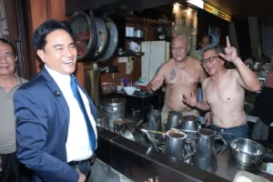 Momen Yusril Ihza Mahendra menyaksikan Rocky Gerung lepas baju saat meracik kopi bersama Koh Asiang di Warkop Asiang Pontianak.