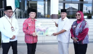 Gubernur Kalimantan Barat Ria Norsan menyerahkan bantuan hewan kurban secara simbolis di Kantor Gubernur Kalbar menjelang Iduladha 1447 H.
