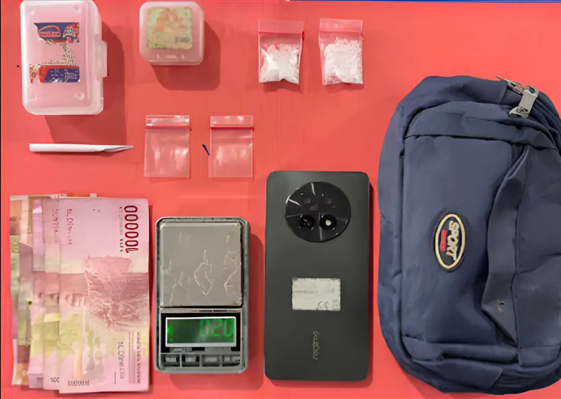 Barang bukti narkotika sabu, plastik klip, dan uang tunai dalam kasus di Kembayan.