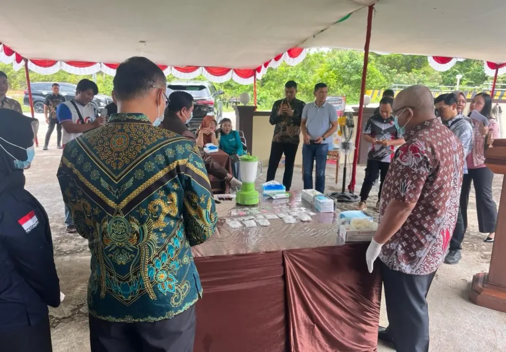 Kejari dan Forkopimda Sanggau memusnahkan barang bukti perkara pidana di Rupbasan Kelas II Sanggau.