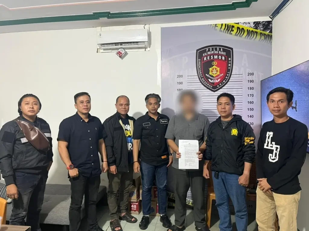 Pelaku kasus persetubuhan anak di Bengkayang saat diamankan petugas kepolisian.