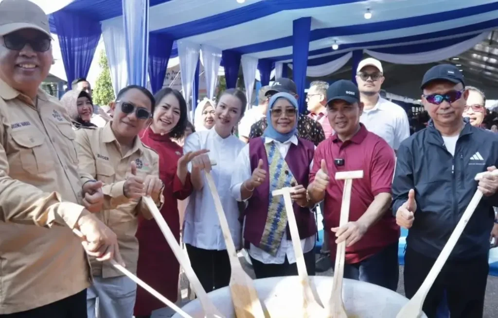 Penyajian 12 ribu porsi Lontong Sukadana di Kalbar Food Festival Pontianak 2026.