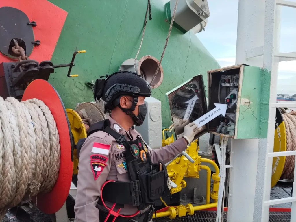 Tim Jibom dan KBRN Satbrimob Polda Kalbar melakukan sterilisasi kapal tanker MT Bintang Energi pascaledakan di Pontianak.