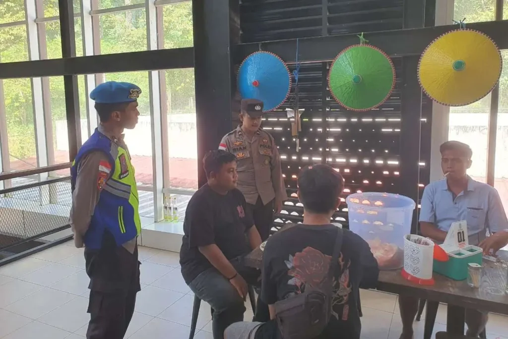 Personel Polsek Entikong melakukan patroli di jalur perbatasan Indonesia-Malaysia untuk mengawasi jalur tikus dan mencegah tindak kriminalitas di Entikong