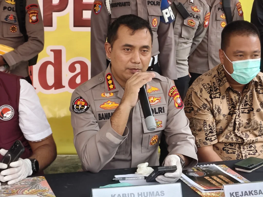 Kabidhumas Polda Kalbar Kombes Pol. Bambang Suharyono memberikan keterangan terkait penyelidikan dugaan praktik ilegal BBM subsidi di Kalimantan Barat.