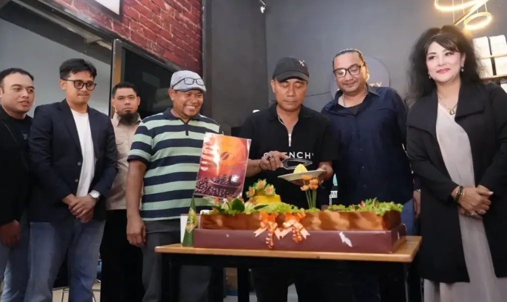 Wagub Kalbar Krisantus Kurniawan meresmikan Infinity Coffee sebagai ruang kreatif anak muda di Pontianak.
