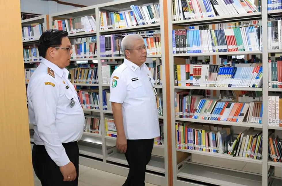 Sekda Kalbar Harisson meninjau pengelolaan arsip di lingkungan perangkat daerah Pontianak.