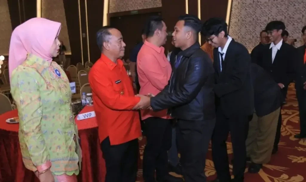 Wakil Gubernur Kalimantan Barat Krisantus Kurniawan memberikan ucapan selamat pada siswa-siswi dalam acara perpisahan SMAN 1 Pontianak Angkatan ke-71 di Qubu Resort Kubu Raya.