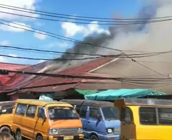 Asap hitam pekat membubung saat kebakaran melanda area terminal Pasar Puring Siantan di Pontianak Utara.