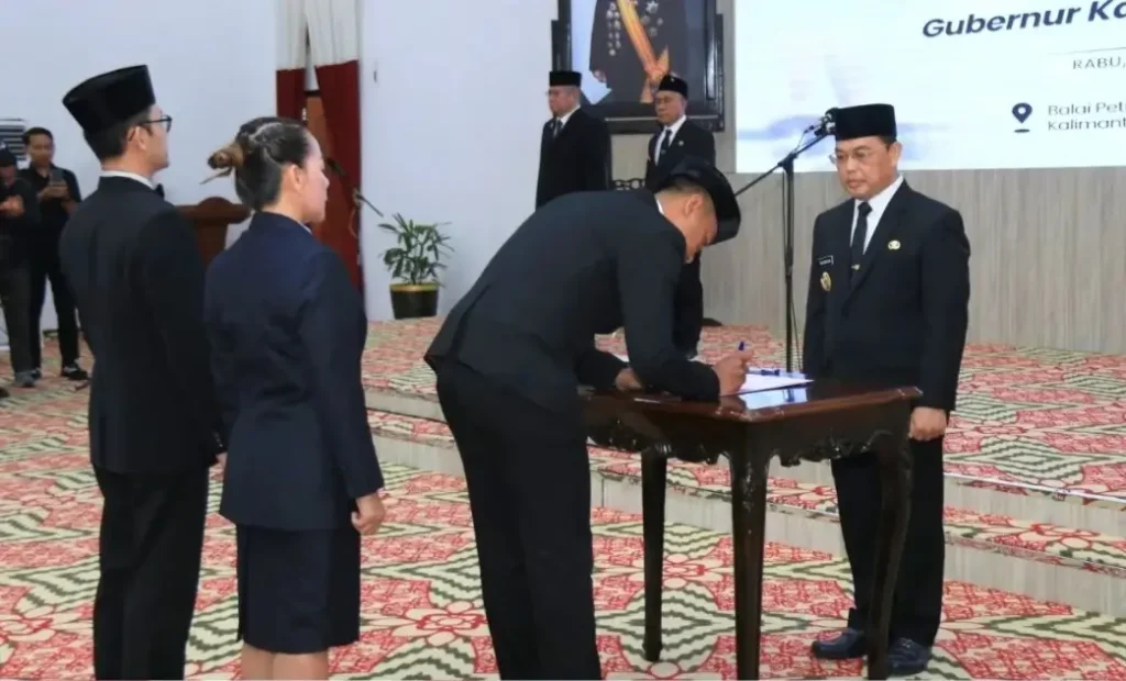 Gubernur Kalbar Ria Norsan saat melantik 206 pejabat Administrator dan Pengawas di Balai Petitih Pontianak.