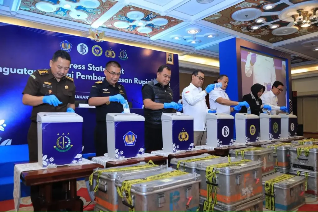 Petugas Bareskrim Polri dan Bank Indonesia memusnahkan ratusan ribu lembar uang palsu di Kantor Pusat BI Jakarta.