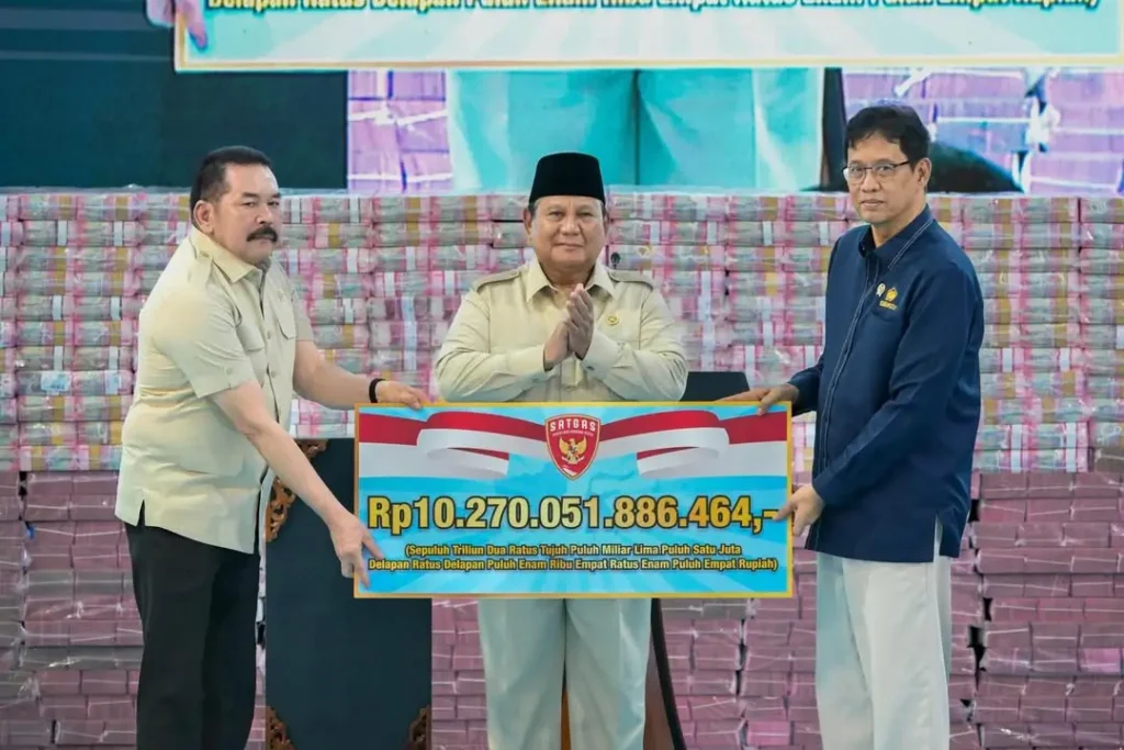 Presiden Prabowo Subianto menghadiri penyerahan hasil penertiban kawasan hutan di Kompleks Kejaksaan Agung RI Jakarta.