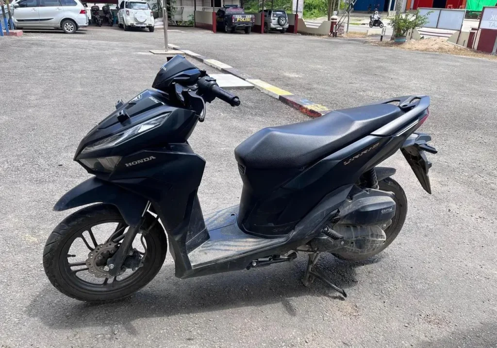 Sepeda motor Honda Vario hitam yang digelapkan pelaku di Sekayam Sanggau.