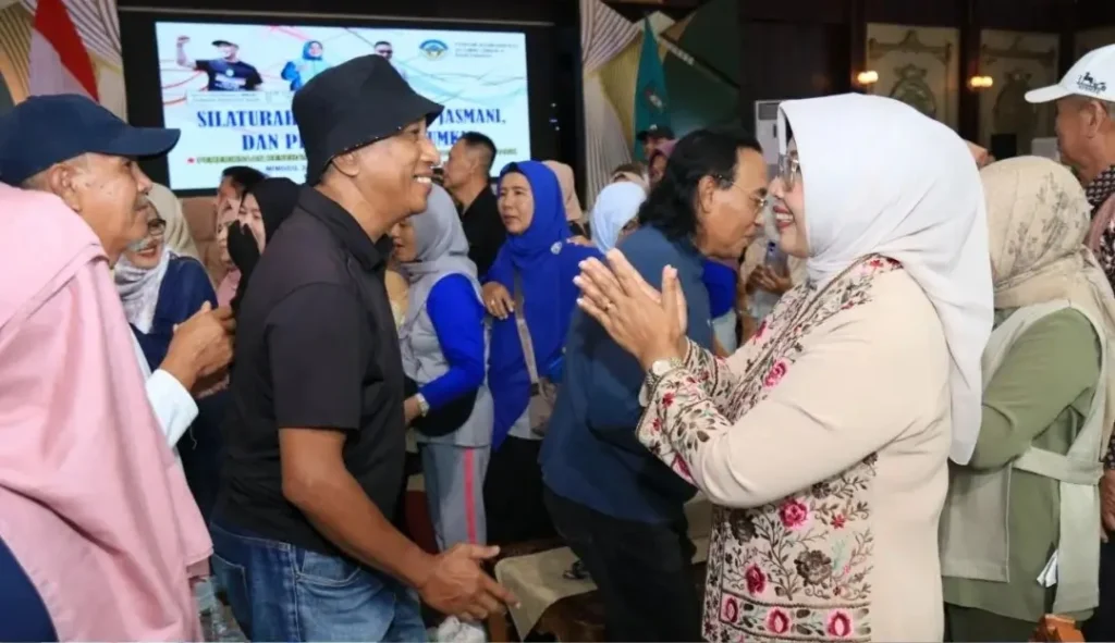 Erlina Ria Norsan bersama alumni dalam kegiatan Reuni SMAN 4 Pontianak di Pendopo Gubernur Kalimantan Barat.