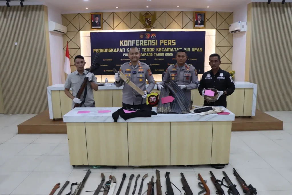 Polisi menunjukkan barang bukti senjata dalam kasus teror Air Upas, Ketapang dalam konferensi pers, Selasa (30/4/2026).