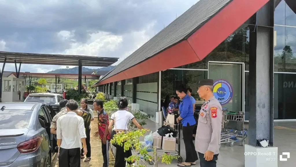 Petugas gabungan memeriksa dokumen pelintas di Pos Lintas Batas Negara Jagoi Babang, Kabupaten Bengkayang.