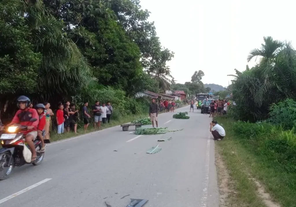 Polisi melakukan olah TKP kecelakaan truk yang menewaskan bocah 8 tahun di Tayan Hulu, Sanggau.