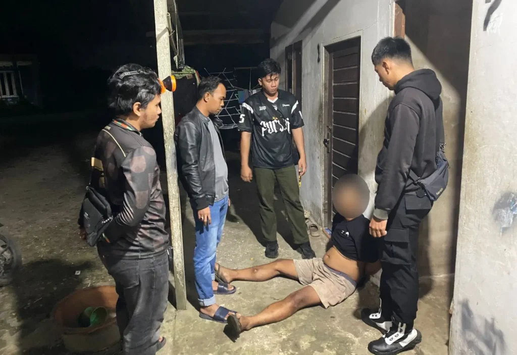 Pelaku curanmor saat dibekuk polisi di Sekayam, Kabupaten Sanggau.
