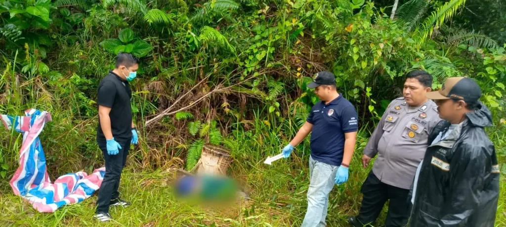 Petugas Polres Sekadau melakukan olah TKP penemuan mayat petani di Jalan Botong Sekadau.