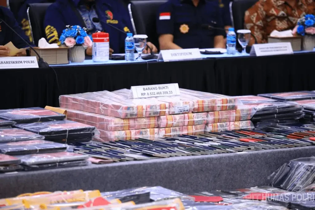 Petugas Badan Reserse Kriminal Kepolisian Negara Republik Indonesia saat konferensi pers pengungkapan jaringan judi online internasional di Jakarta Barat dengan ratusan tersangka dan barang bukti.