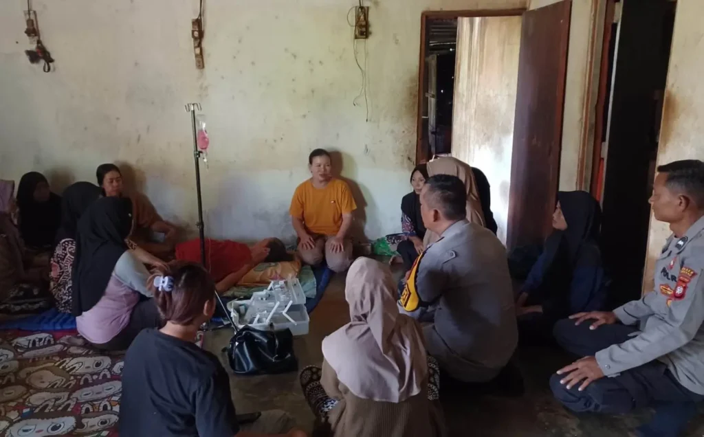 Komisatun saat mendapatkan perawatan intensif dari bidan setempat, termasuk pemasangan infus setelah ditemukan di kebun karet.
