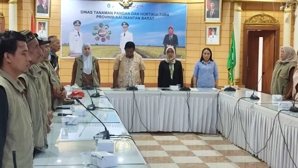 Kontingen KTNA Kalbar saat pelepasan menuju PENAS XVII di Gorontalo untuk mengikuti ajang petani nelayan nasional.