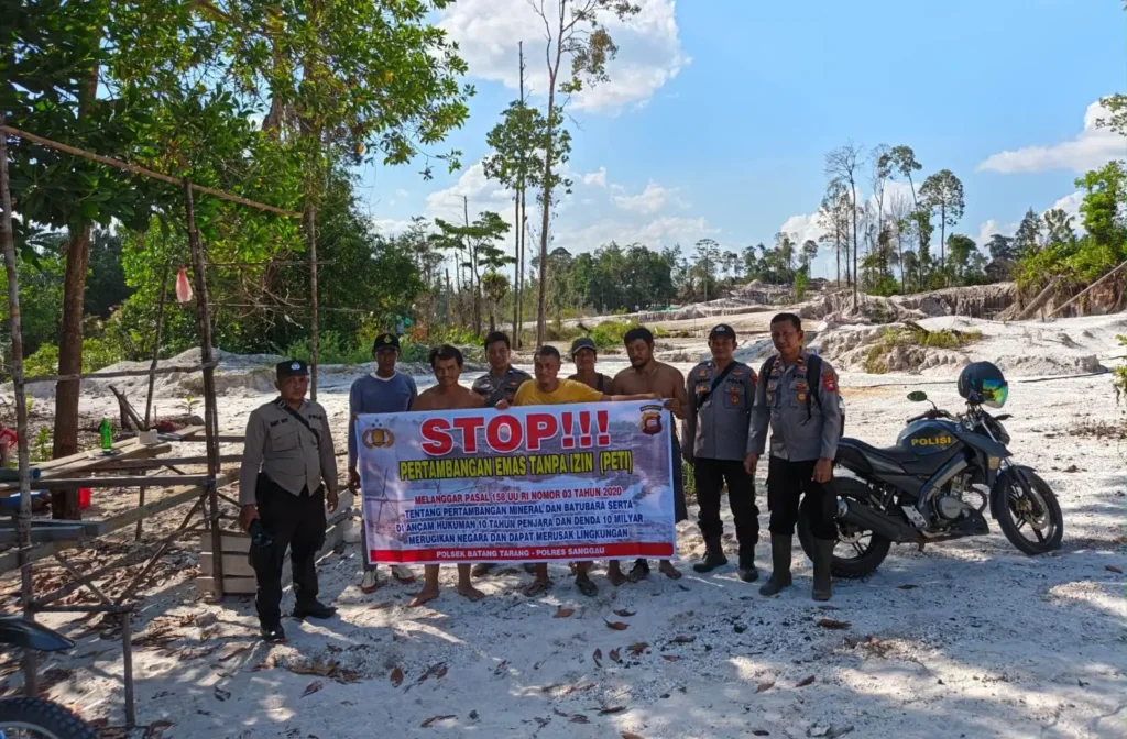 Petugas Polsek Batang Tarang memberikan sosialisasi bahaya Pertambangan Emas Tanpa Izin (PETI) kepada warga di Dusun Serinjuk, Kabupaten Sanggau.