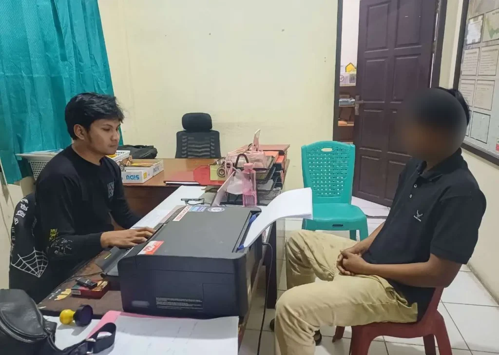 Terduga pelaku kasus dugaan penggelapan BBM solar saat dimintai keterangan oleh petugas di Polsek Sekayam, Kabupaten Sanggau.