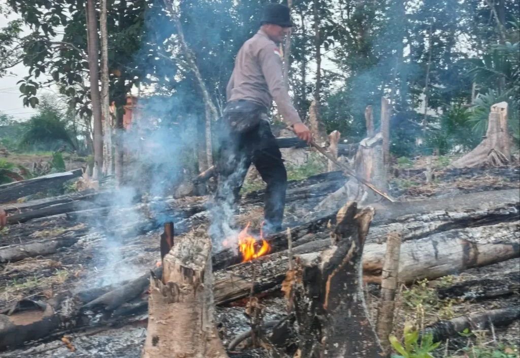 Personel Polsek Beduai melakukan pengecekan lokasi hotspot di lahan warga Desa Kasro Mego Kabupaten Sanggau.