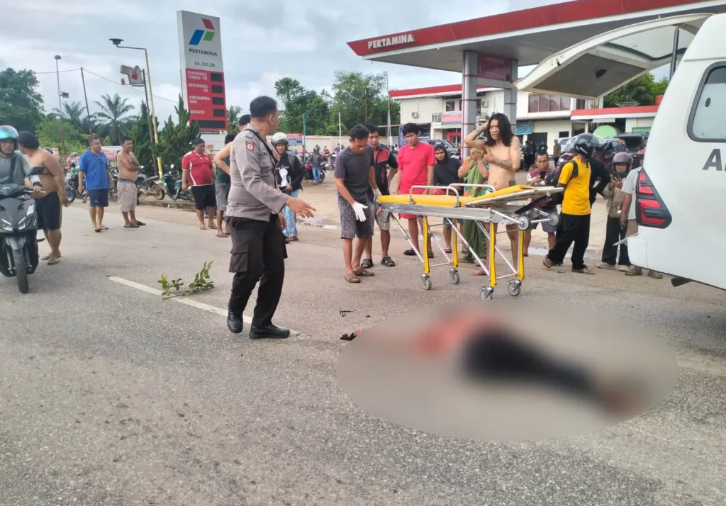 Petugas kepolisian mengevakuasi korban kecelakaan motor dan mobil di depan SPBU Parindu, Kabupaten Sanggau.