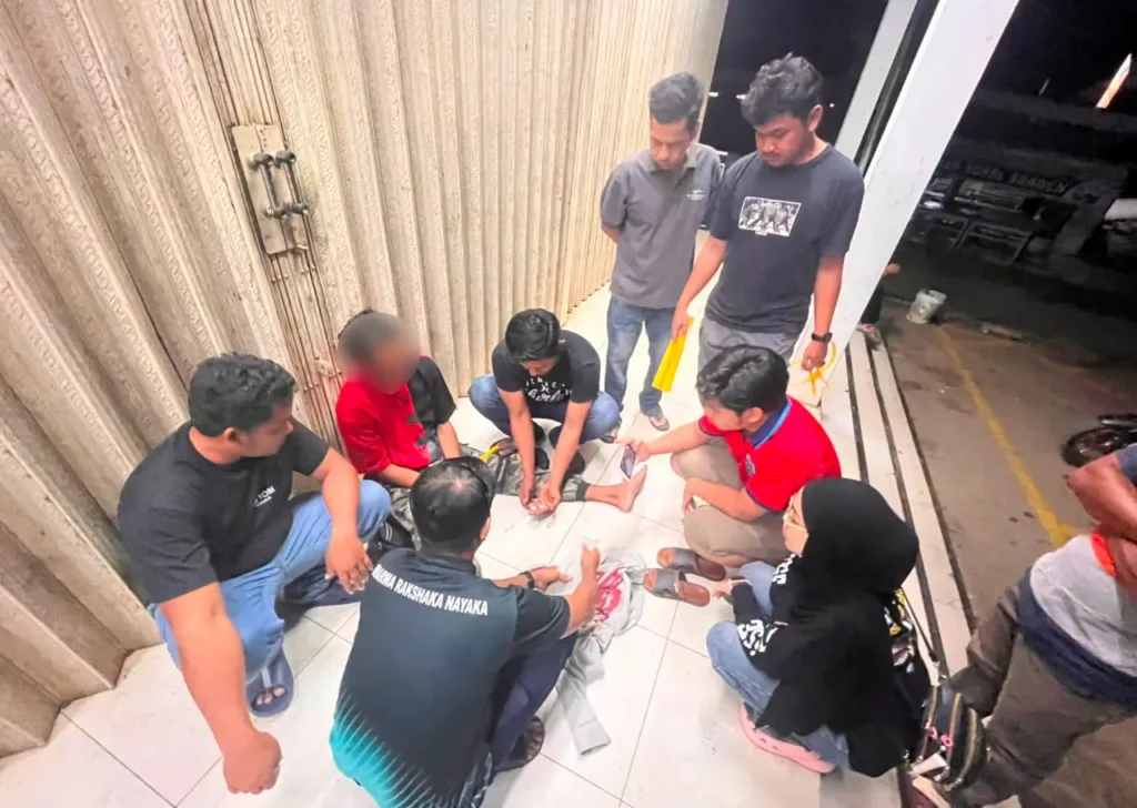 Petugas Polsek Sekayam menangkap pria berinisial IS dalam kasus peredaran sabu di depan minimarket kawasan Balai Karangan, Sanggau.