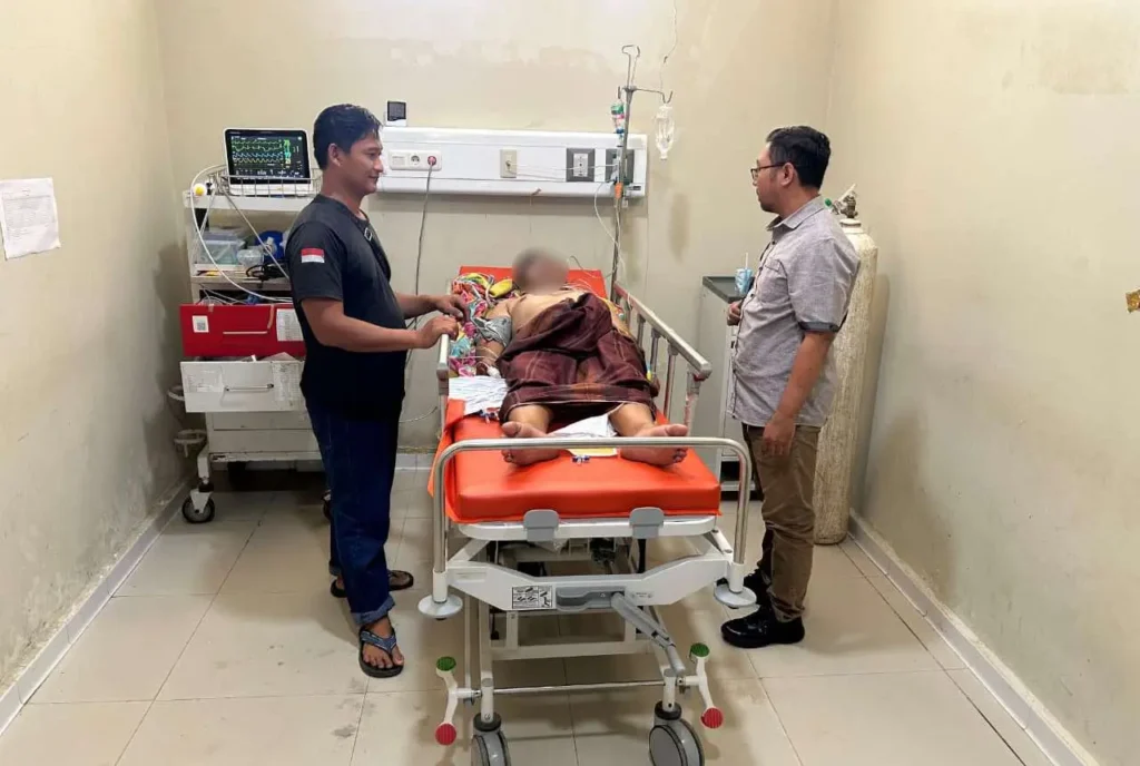 Petugas kepolisian dan warga membantu evakuasi pria yang diduga melakukan percobaan bunuh diri di Sanggau.