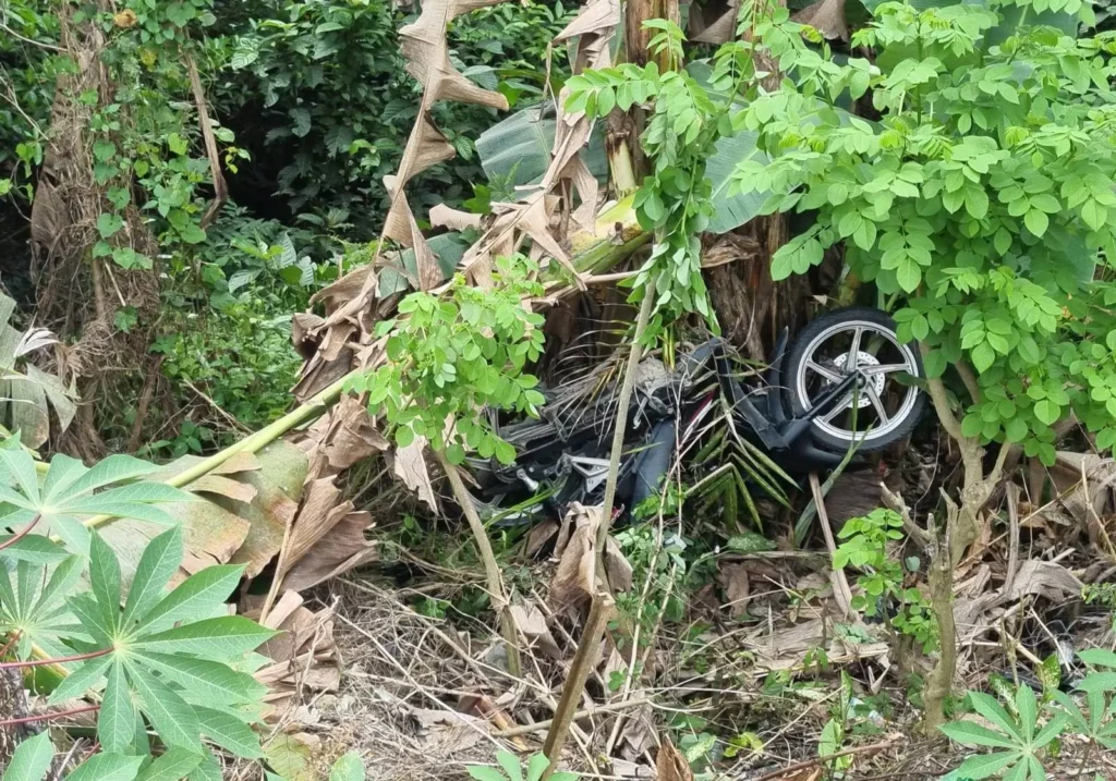 Petugas kepolisian melakukan evakuasi korban kecelakaan maut di Jembatan Suban Sekayam Kabupaten Sanggau.