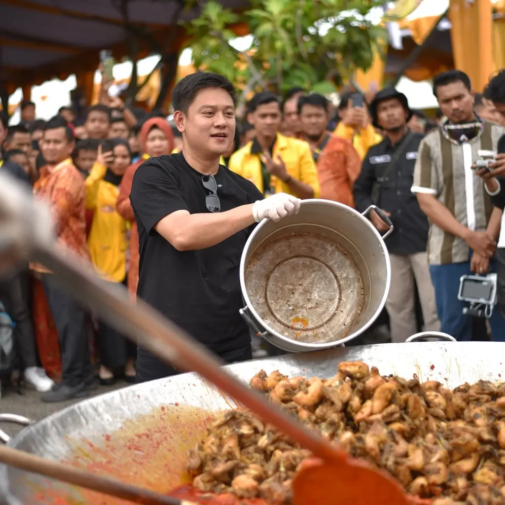 Potret Bobon Santoso yang akan memasak Ayam Woku dalam acara masak besar di Singkawang yang akan dibagikan gratis kepada warga.