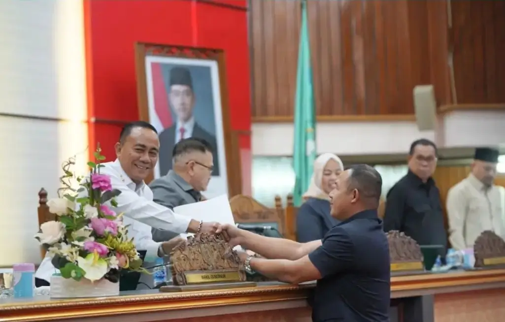 Wakil Gubernur Kalbar Krisantus Kurniawan menghadiri rapat paripurna DPRD Kalbar membahas evaluasi APBD 2025.