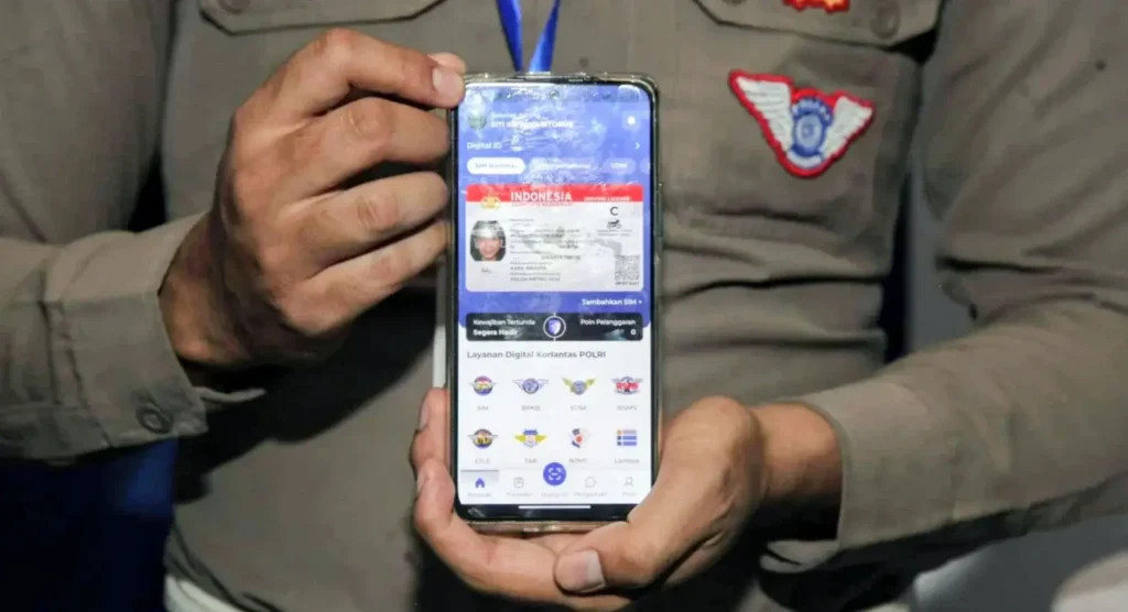 SIM digital melalui aplikasi Digital Korlantas di smartphone saat pemeriksaan oleh petugas kepolisian.