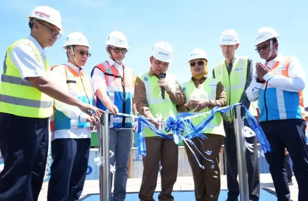 Gubernur Kalbar Ria Norsan melepas ekspor perdana peti kemas internasional di Terminal Kijing, Mempawah.