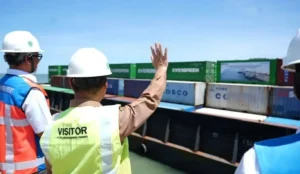 Gubernur Kalbar Ria Norsan melepas ekspor perdana peti kemas internasional di Terminal Kijing, Mempawah.