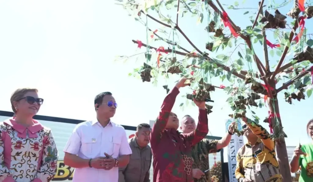 Gubernur Kalbar Ria Norsan membuka Festival Bakcang Pontianak 2026 di kawasan Waterfront Pontianak.