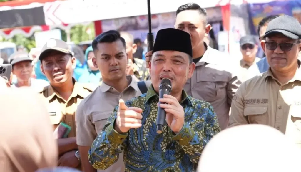 Gubernur Kalbar Ria Norsan saat menghadiri kegiatan Gema Membangun Desa di Desa Temajuk Kabupaten Sambas.