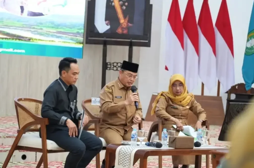 Gubernur Kalbar Ria Norsan memimpin rapat persiapan Musda dan pelantikan pengurus HKTI di Balai Petitih.